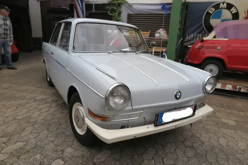 Oldtimer Bewertung eines grauen BMW Oldtimers